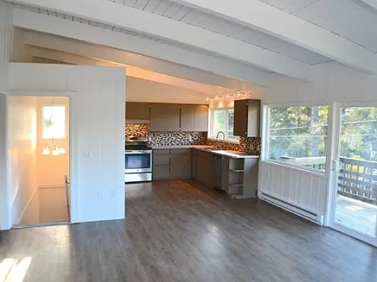 195 Elliott Way — Photo 2