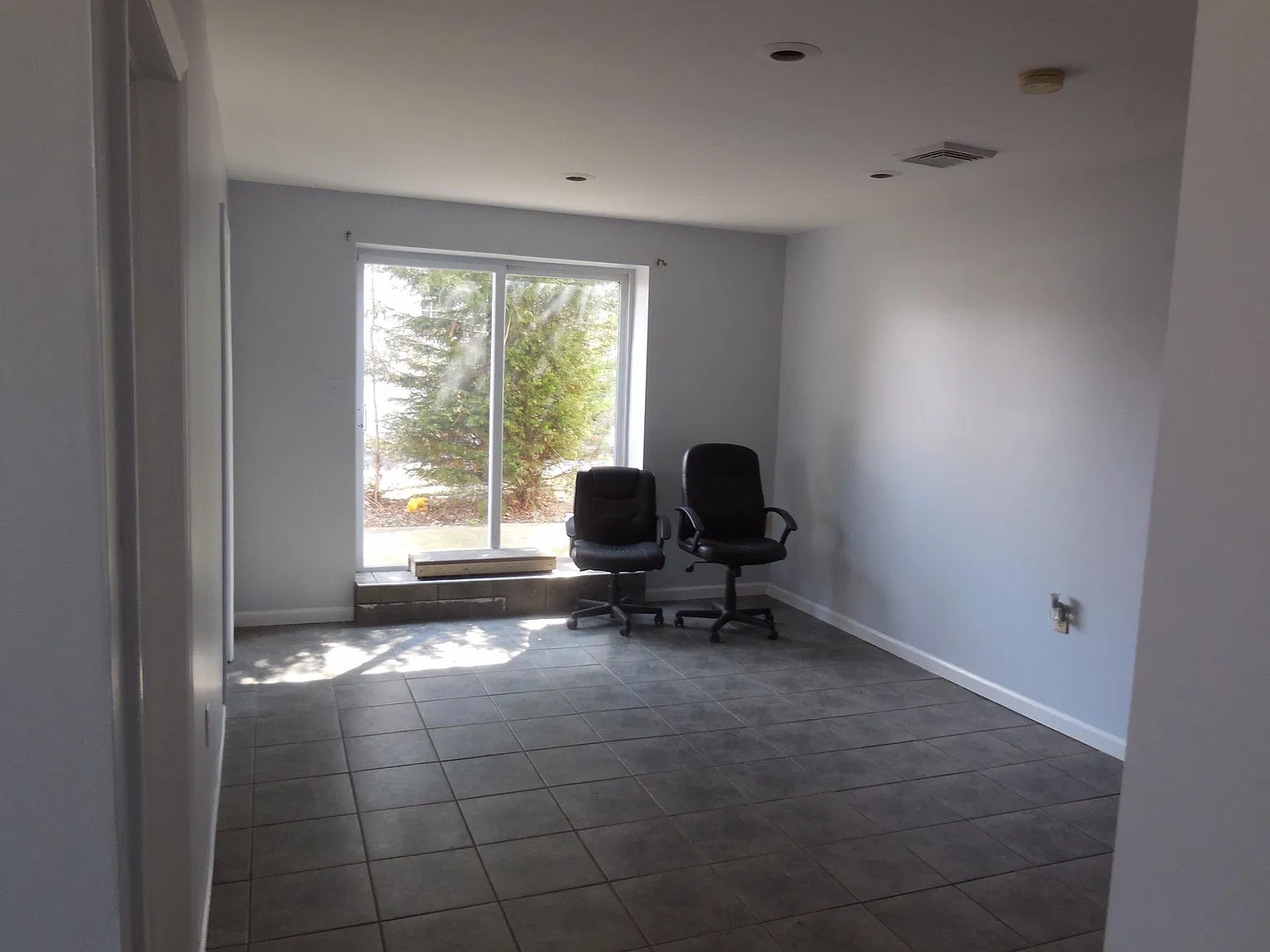 5 bed, 2400 sqft, $4,800 — Photo 3