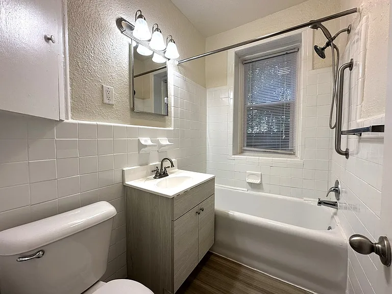 Queen Lane Manor — Photo 39