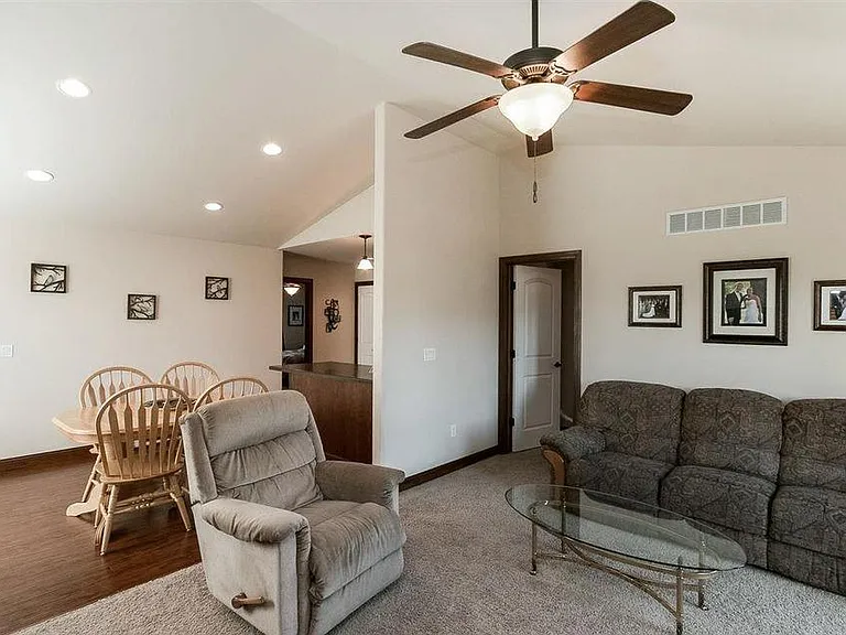 150 N Park Ridge Rd — Photo 4