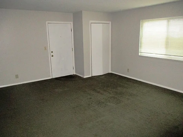 2 bed, 1.5 bath, 945 sqft, $1,005 — Photo 2