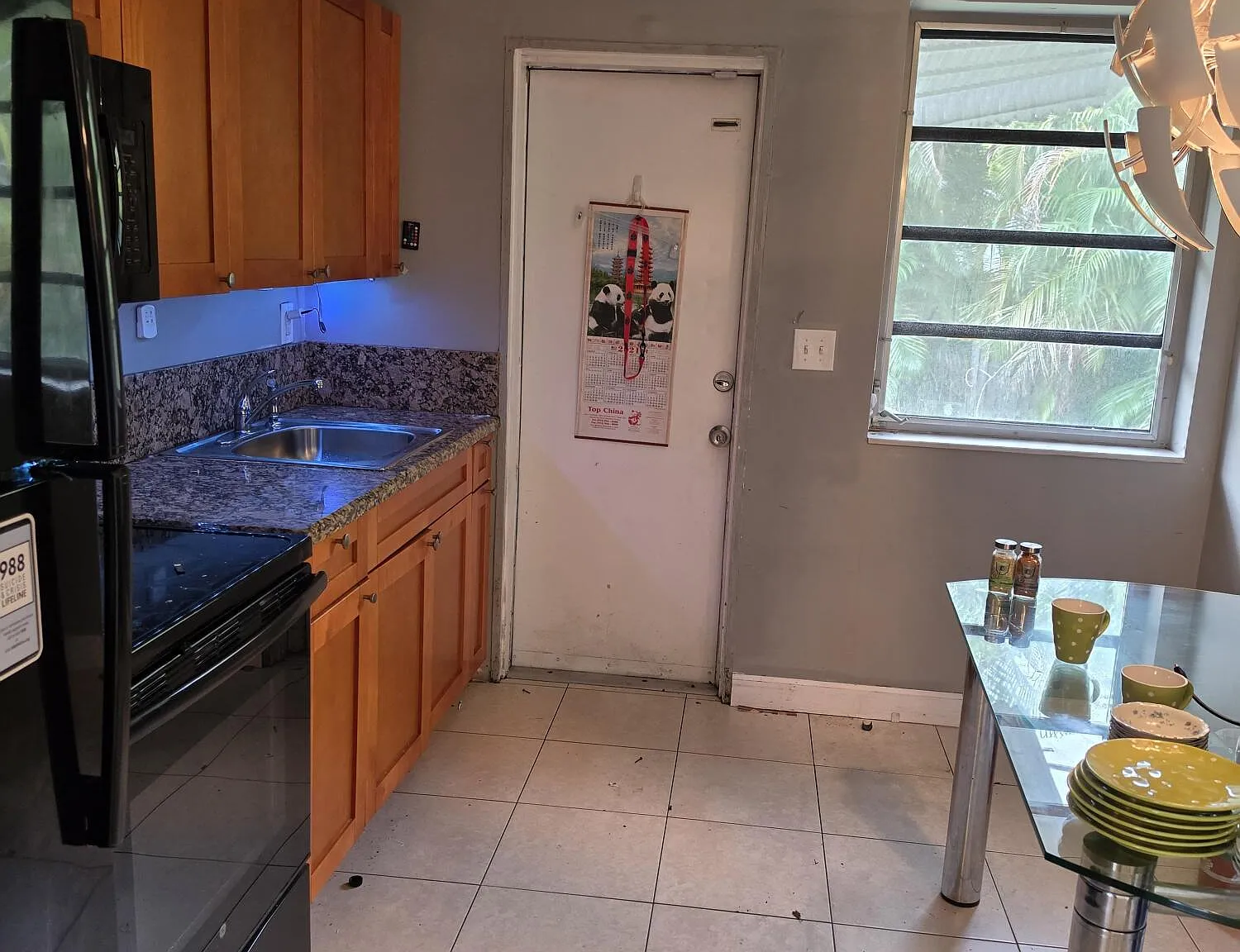 3 bed, 1.0 bath, 1384 sqft, $2,595 — Photo 3