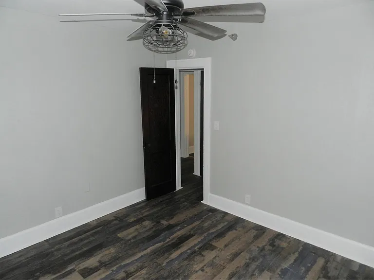 250 11th Ave NE #8 — Photo 6