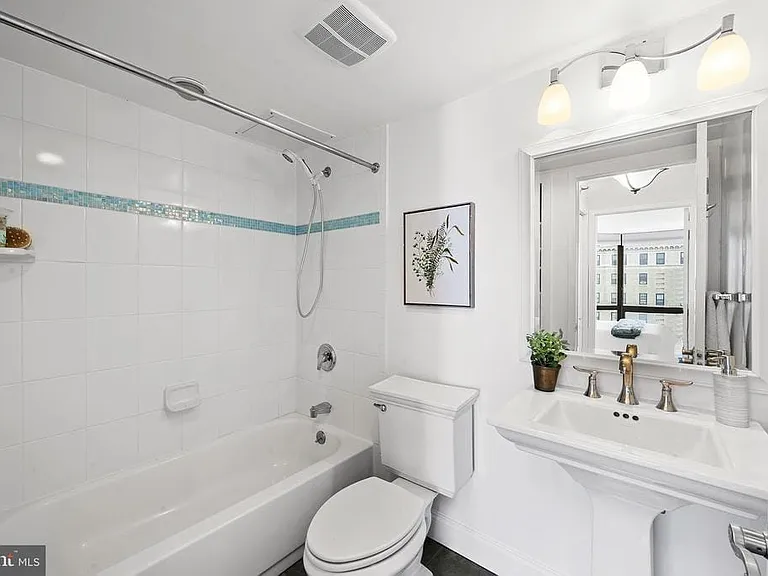 2018-32 Walnut St #16J — Photo 12