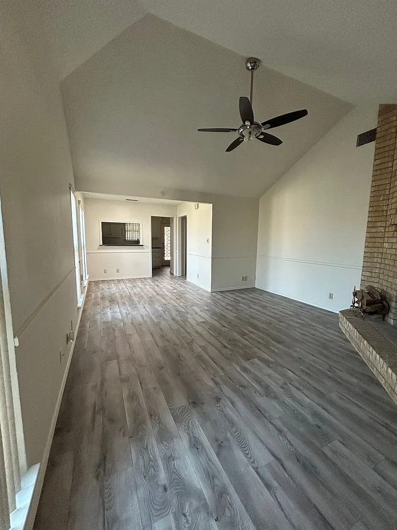 Beautiful Duplex in Esmond Estates — Photo 3