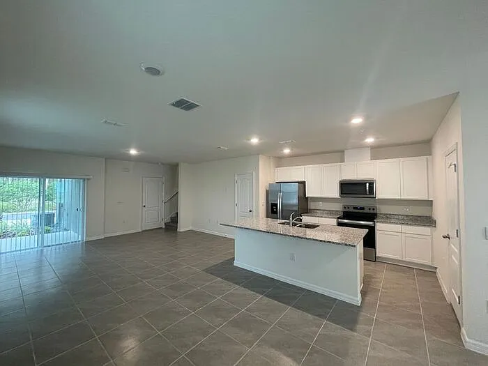 3 bed, 2.5 bath, 1816 sqft, $2,155 — Photo 3