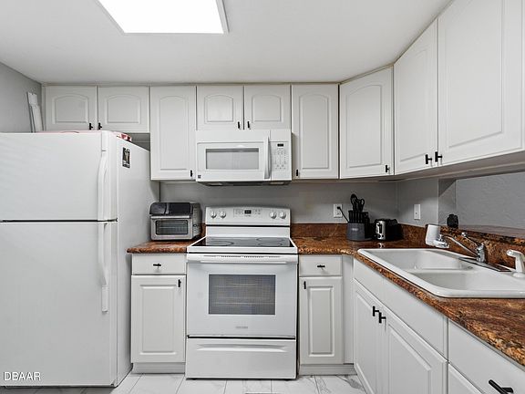 5th image of 144 S Halifax Ave APT 26