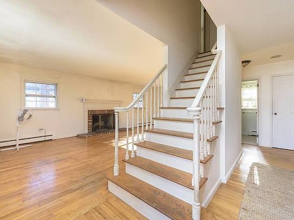 3rd image of 22 Island View Dr W