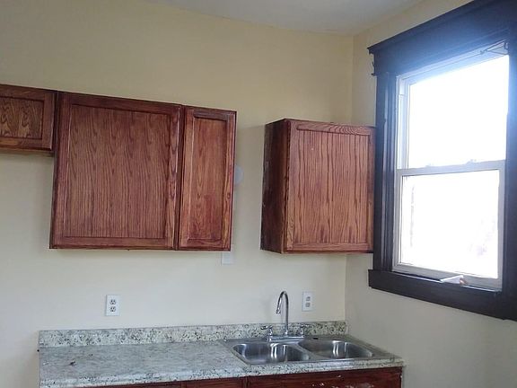 4th image of 1034 Sunset Ave
