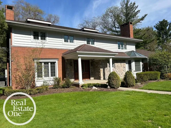 535 Ballantyne Rd, Grosse Pointe Shores, MI 48236