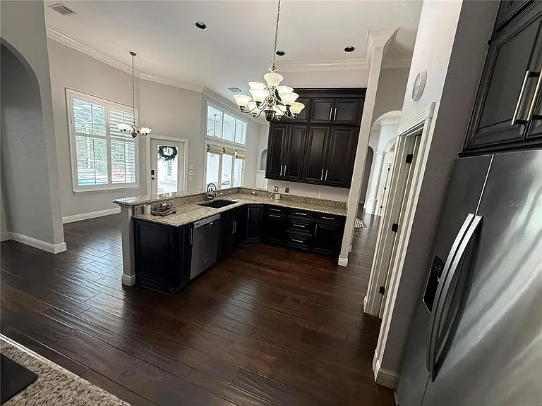 325 Leslie Ln — Photo 9