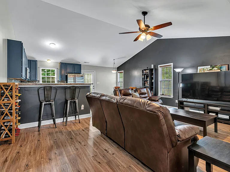 410 Jasmine Ln — Photo 6