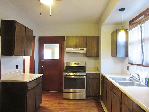 3rd image of 809 W Gardner St