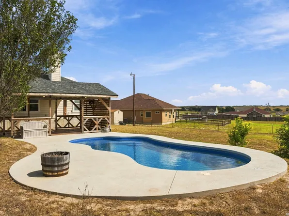 418 Clover Ln, La Vernia, TX 78121