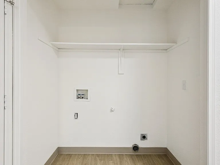 Crestbrook Apartments — Photo 26