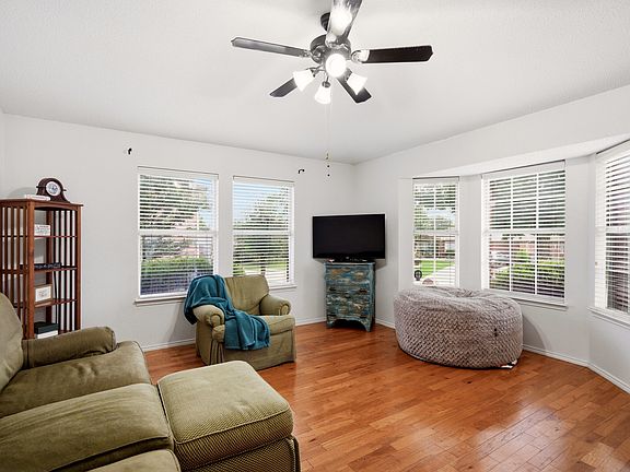 3rd image of 1213 Hampton Dr
