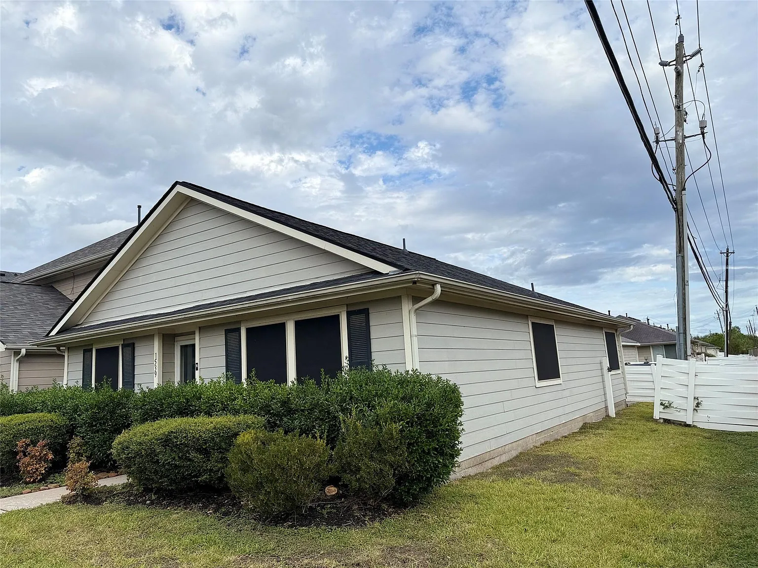 3 bed, 2.0 bath, 1201 sqft, $1,799 — Photo 2