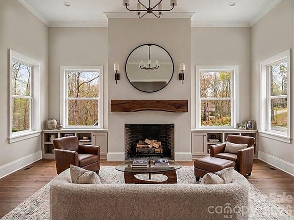 3rd image of 285 Woodridge Dr