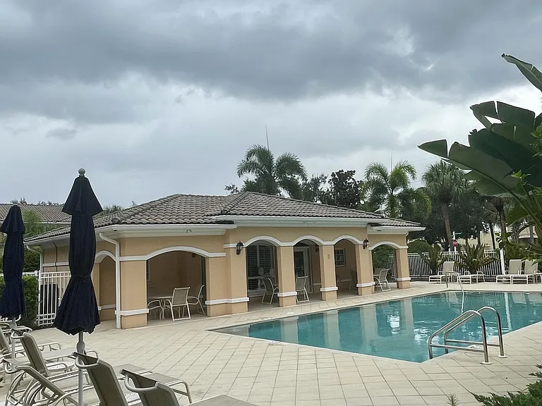 1649 Napoli Dr W #1649 — Photo 32