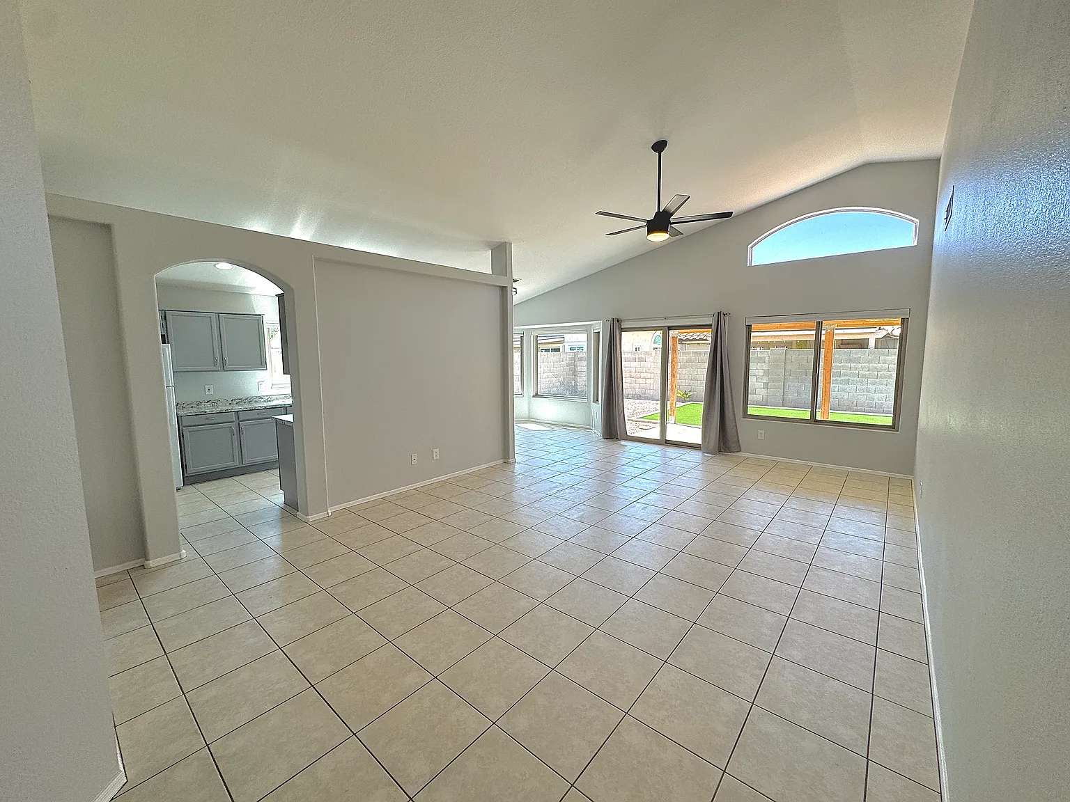 3 bed, 1373 sqft, $2,100 — Photo 4