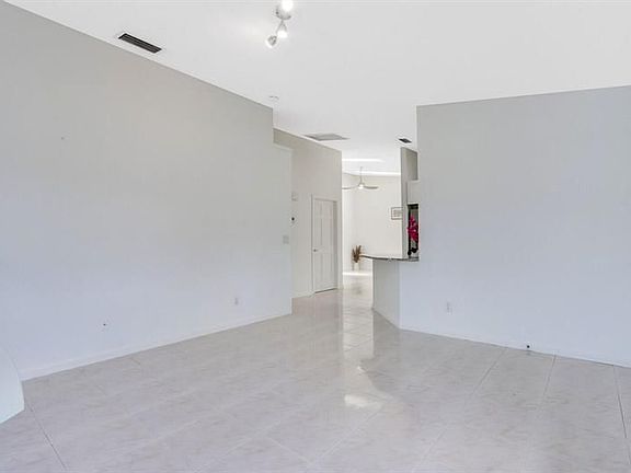 5th image of 6018 Hollywood St