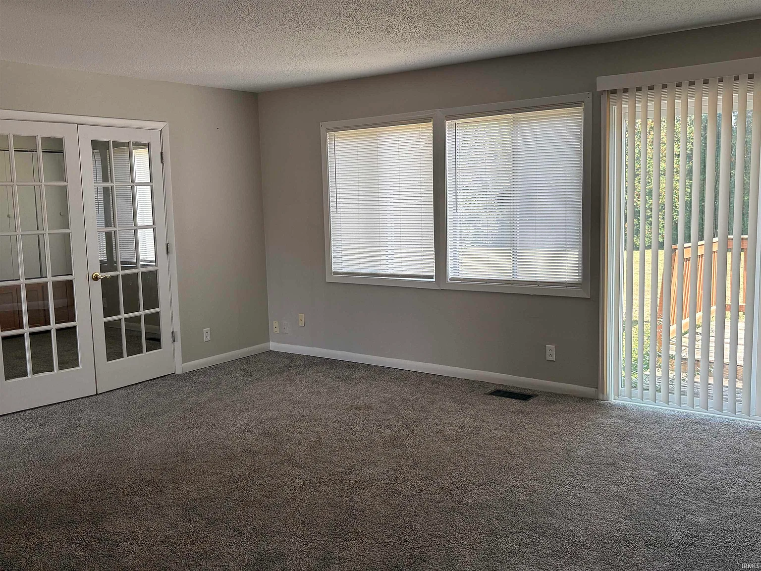 3 bed, 1.0 bath, 1025 sqft, $1,000 — Photo 2