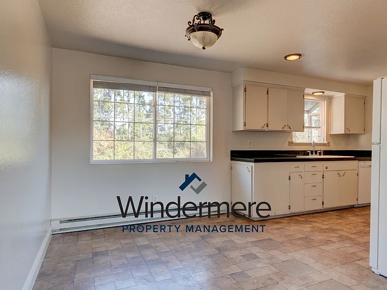130 NW Clipper Dr — Photo 3