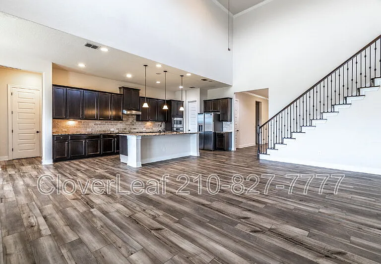 908 Sussex Cv — Photo 12