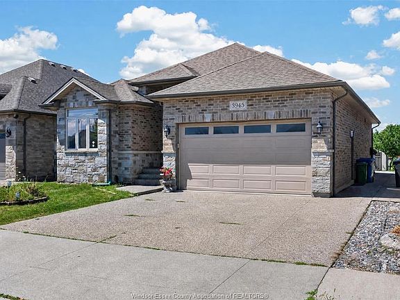 3rd image of 3945 Zanzibar Cres