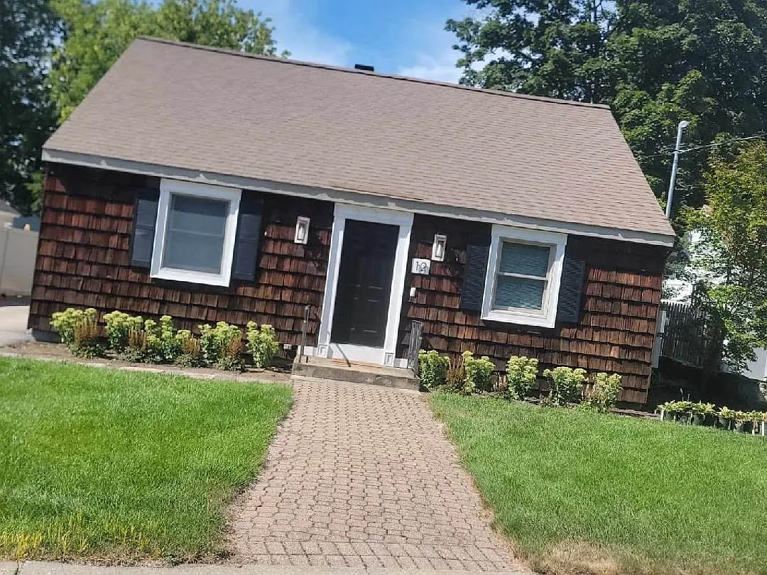 3 bed, 2.0 bath, 1617 sqft, $2,950 — Photo 2