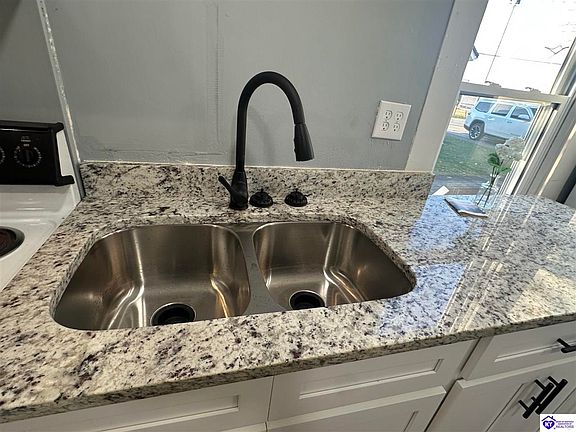 5th image of 208 Rose St