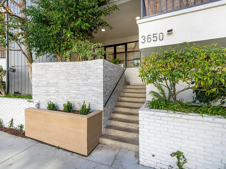 The Regal Villa Apts...Gorgeous Newly Remodeled 2 Bedroom.. Prime Location! CALL NOW! — Photo 1