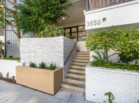 The Regal Villa Apts...Gorgeous Newly Remodeled 2 Bedroom.. Prime Location! CALL NOW!