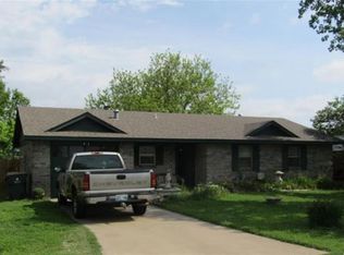 303 Chickasaw Dr, Comanche, OK 73529