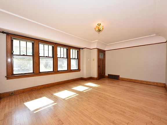 3rd image of 2028 E Newton Ave