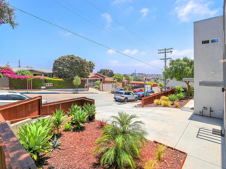 348-350-350.5 27th St. 
A Luxury Triplex on Grant Hill