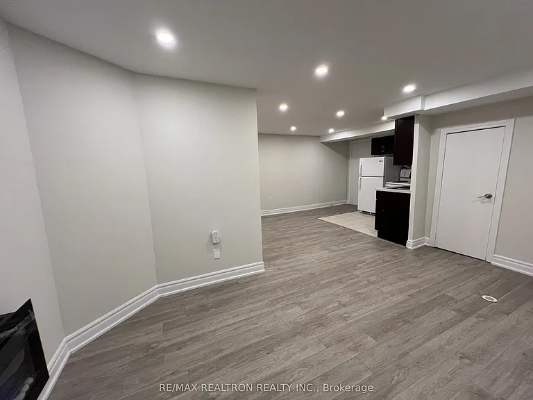 42 Butterfield Cres #LOWER A — Photo 4