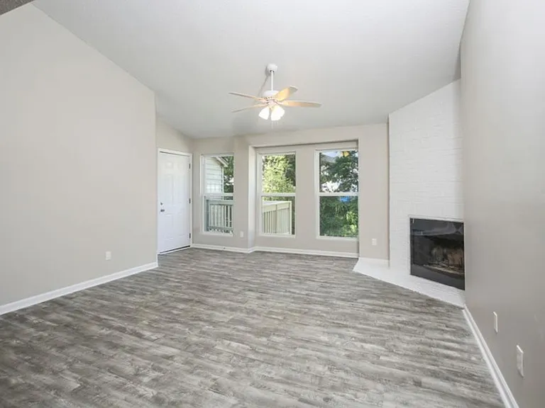Courtyard West Apartments — Photo 4