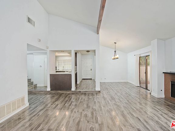5th image of 5800 Owensmouth Ave APT 25