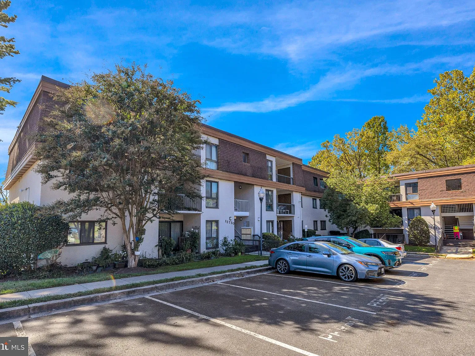 1 bed, 1.0 bath, 806 sqft, $1,900 — Photo 2