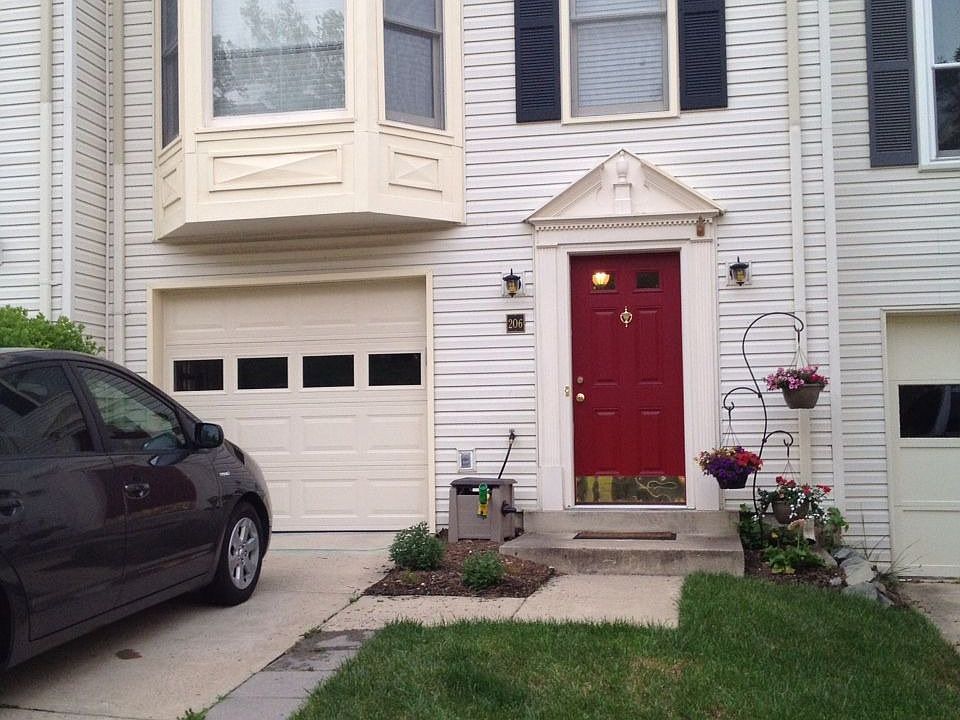 1st image of 206 Sunny Hill Ct