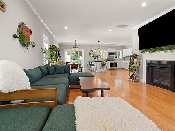5th image of 253 Nahatan St Unit 11