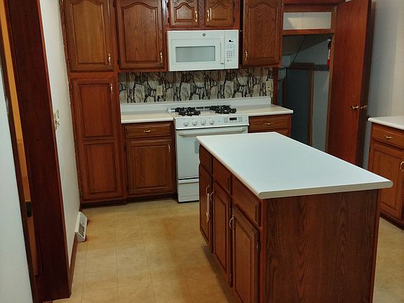 Kitchen with Microwave over the range, Dishwasher and Fridge.