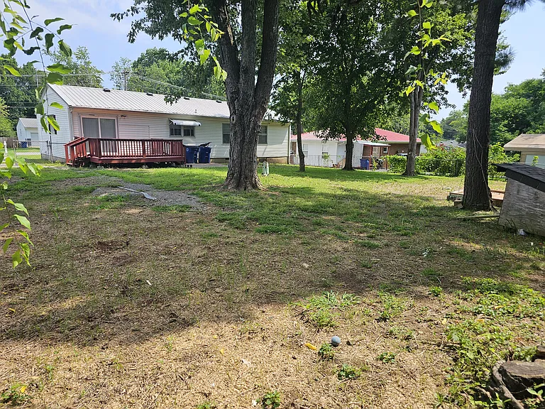 208 Chestnut Dr — Photo 3