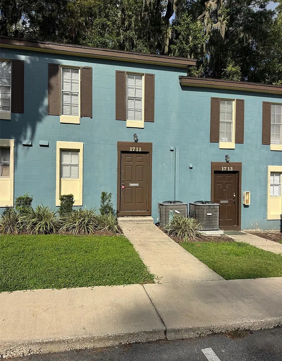 2 bed, 1.5 bath, 1200 sqft, $1,289 — Photo 1