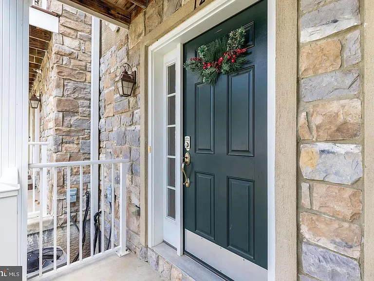 128 Justin Dr — Photo 2