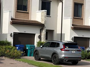 541 NE 206th Ln, Miami, FL 33179