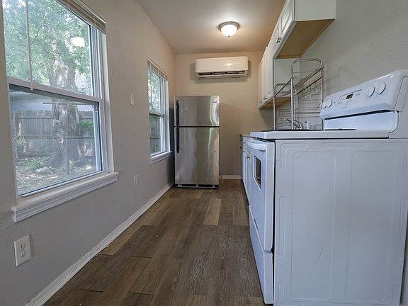 5th image of 2613 E Archer St #2619