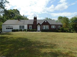 1596 Forrest Dr, Mount Airy, NC 27030