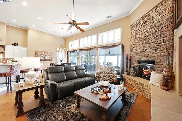 3 bed, 3088 sqft, $3,700 — Photo 4